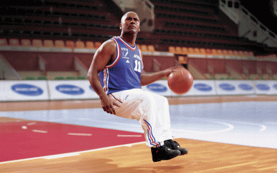 Kørestolsbasket - siddende basketball spiller. skjult kørestol - flyvende effekt