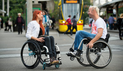 Küschall Champion - foldbar fastrammekørestol - To unge kørestolsbrugere snakker sammen - fliter - küschall - Champion