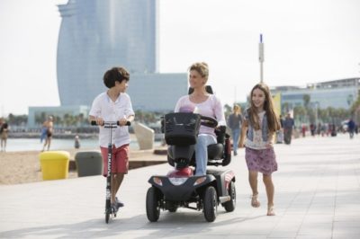 Orion el-scooter på strandpromenaden i Barcelona - oplev el-scootere fra Invacare