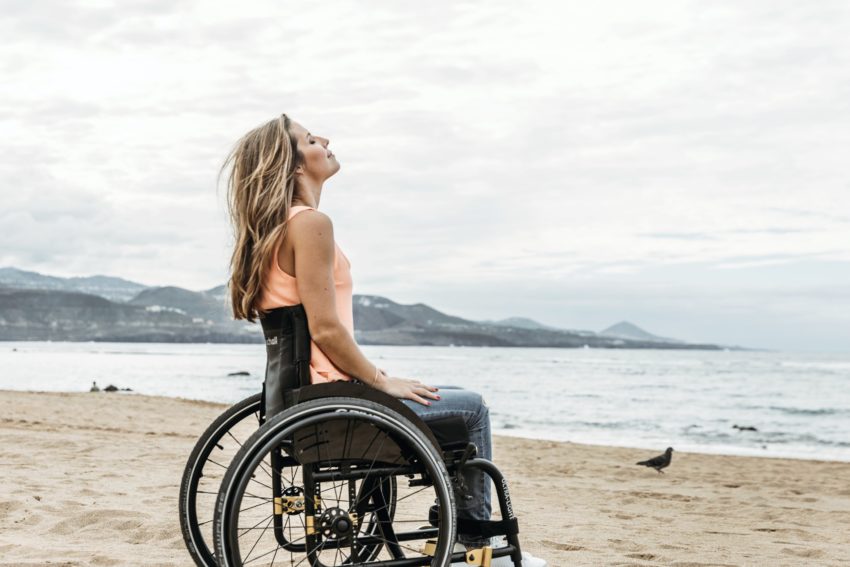 Kørestolsbruger, kvinde på strand, Hold dig i form: 5 øvelser, du kan lave i din kørestol