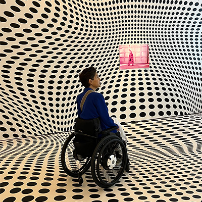 Anette i el-kørestol på kunstmuseum